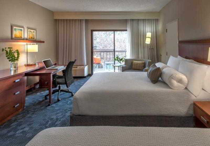 คอร์ตยาร์ด ดัลลัส แอดดิสัน/มิดเวย์ Hotel ภายนอก รูปภาพ