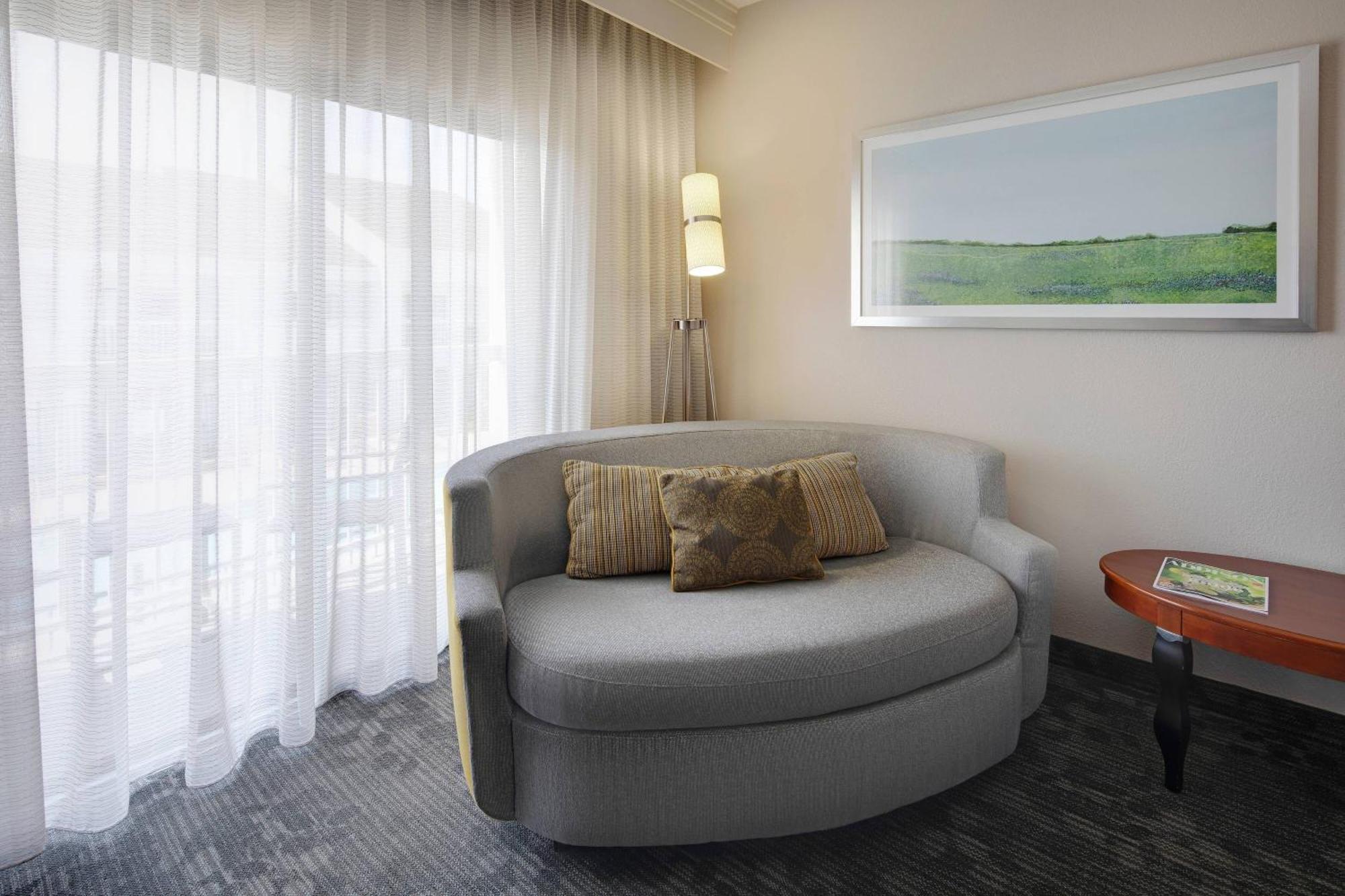 คอร์ตยาร์ด ดัลลัส แอดดิสัน/มิดเวย์ Hotel ภายนอก รูปภาพ