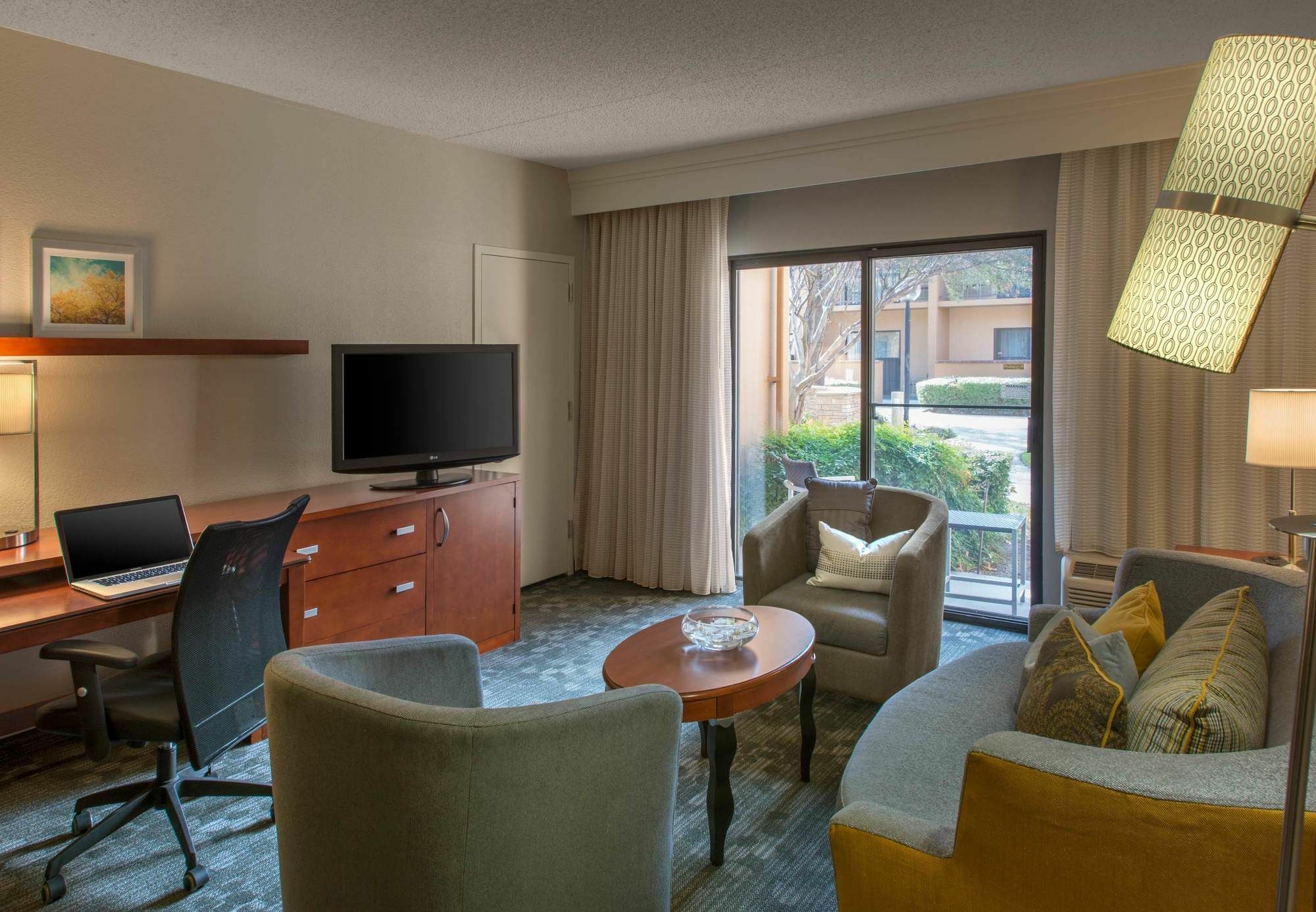 คอร์ตยาร์ด ดัลลัส แอดดิสัน/มิดเวย์ Hotel ภายนอก รูปภาพ