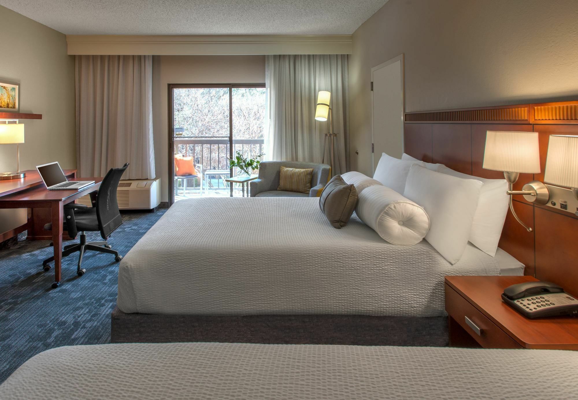 คอร์ตยาร์ด ดัลลัส แอดดิสัน/มิดเวย์ Hotel ภายนอก รูปภาพ